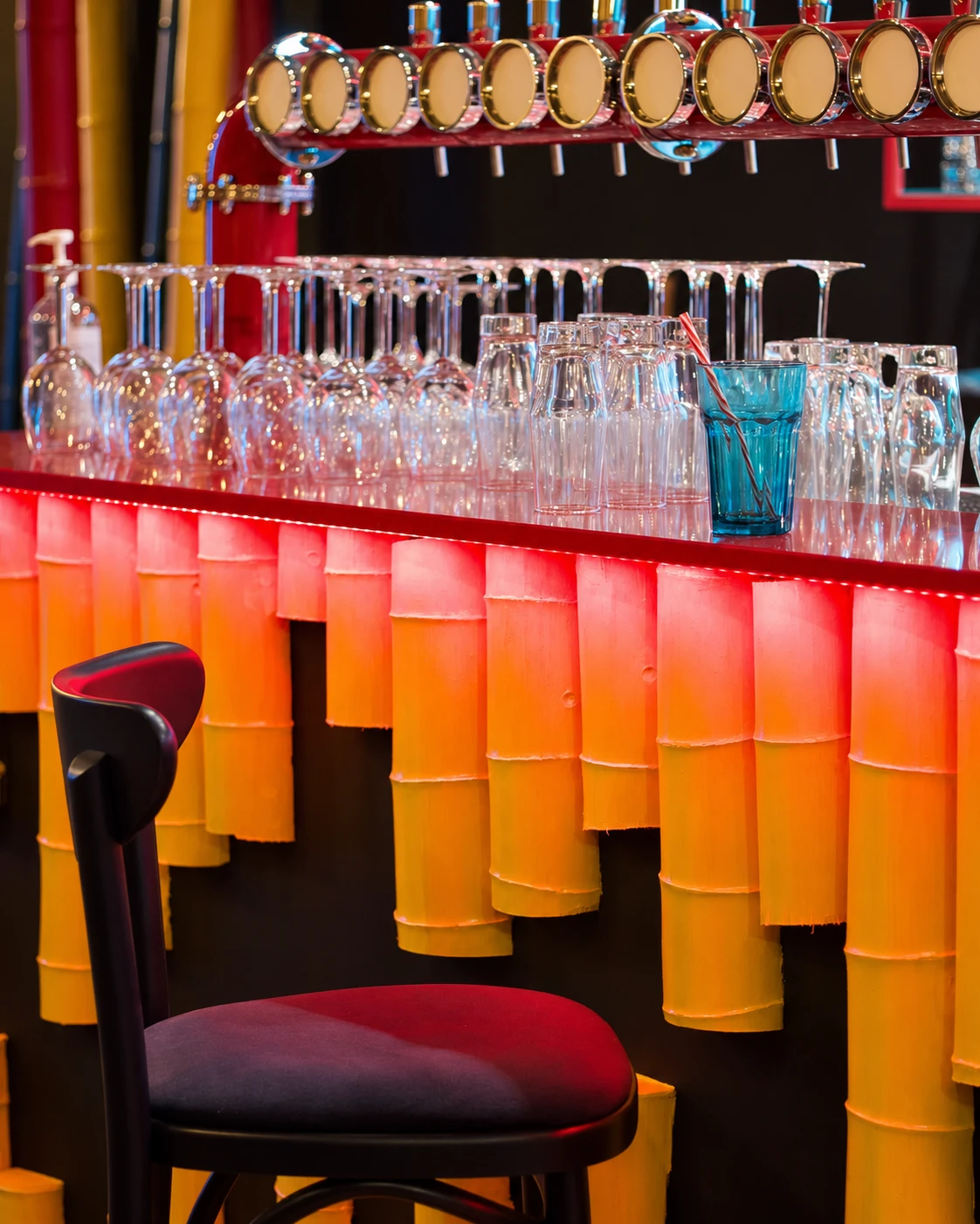 Les verres et les couleurs du bar de Saïgon Cà phê