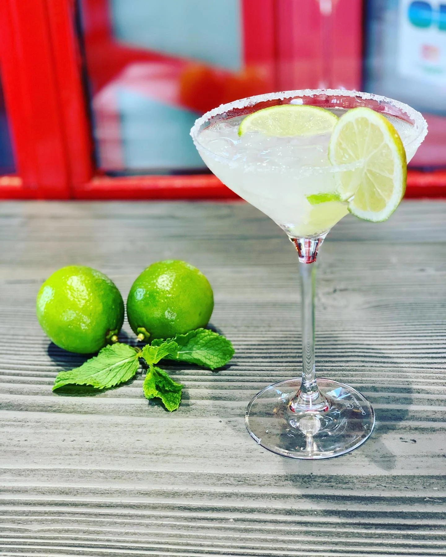 Margarita avec citron vert et menthe sur une table de la terrasse